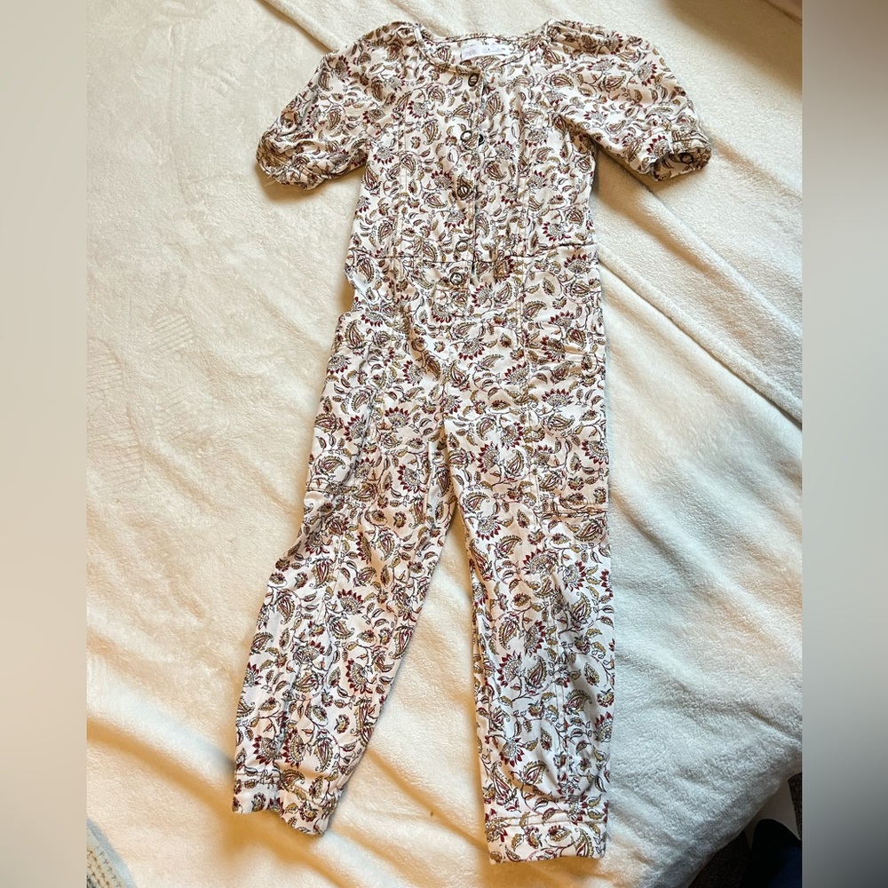 beautiful jumpsuit with floral print, my daughter no longer fits it, size 6